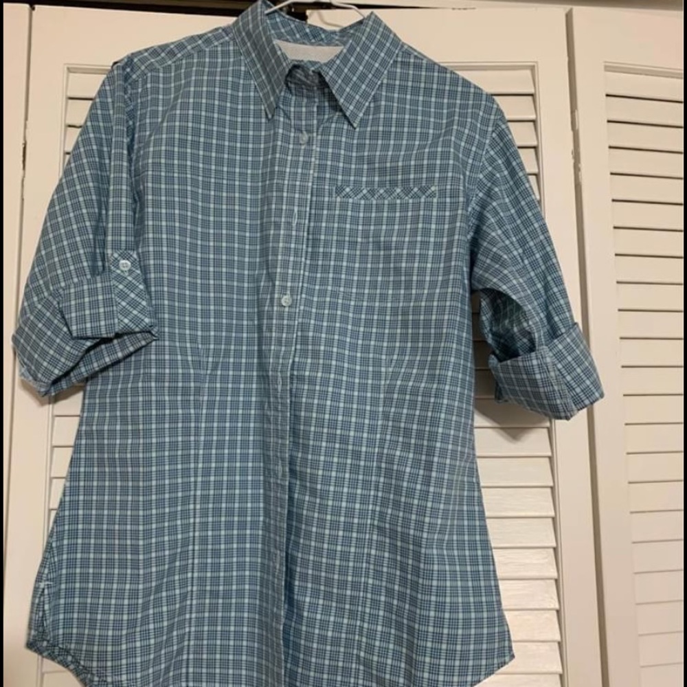 Sold - Women’s outdoor shirt size small